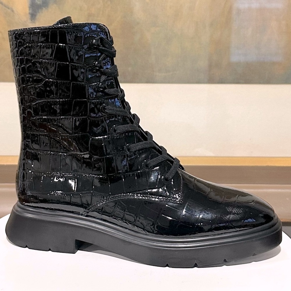 🌹STUART WEITZMAN🌹 Mila Lift Boot In Black Size: 4B